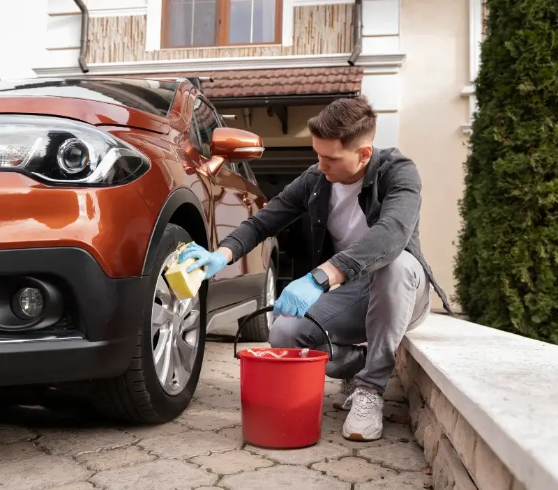 Lavage auto à domicile Combrit : professionnel intervenant sur un véhicule